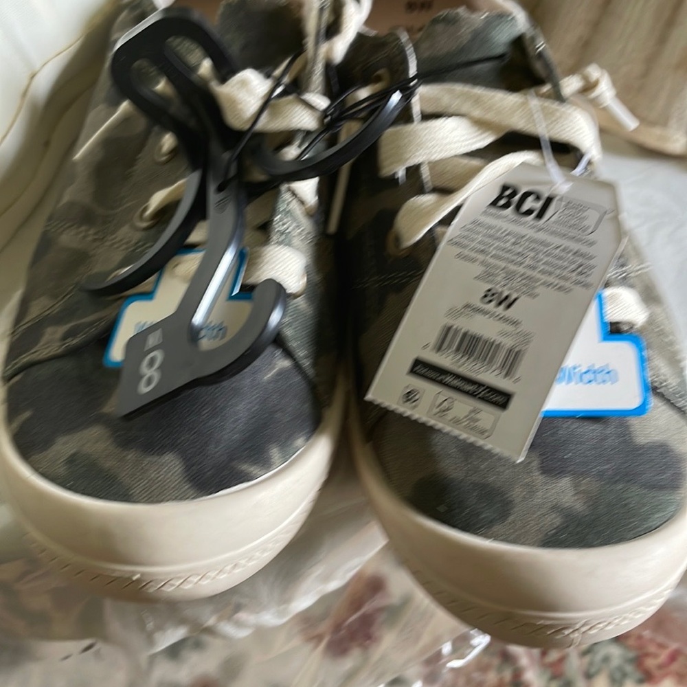 Women’s Camo sneakers new